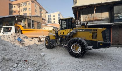 Yüksekova’da karla mücadele sürüyor