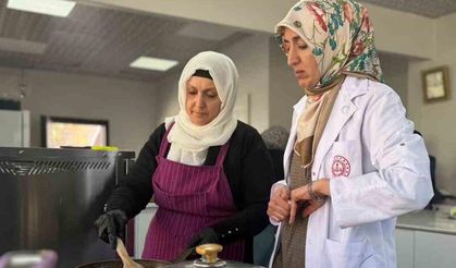 Siverek’te aşçılık kursuna giden kadınlar yöresel yemekler yapıp sofraları süslüyor