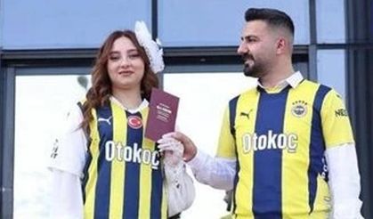 Van'da Fenerbahçe Formasıyla Nikah Masasına Oturan Çift Gündem Oldu