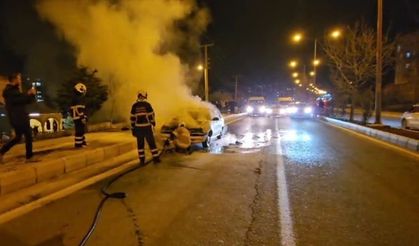 Mardin’de seyir halindeki otomobil alevlere teslim oldu