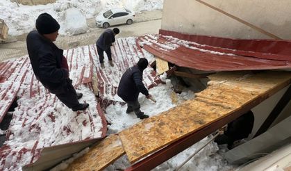 Çatılardan Düşen Kar Tehlike Saçtı: TOKİ Binasının Girişi Yıkıldı