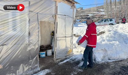 Yüksekova’da Kızılay Gönüllüleri köy köy dolaşarak ihtiyaç sahiplerine ulaşıyor