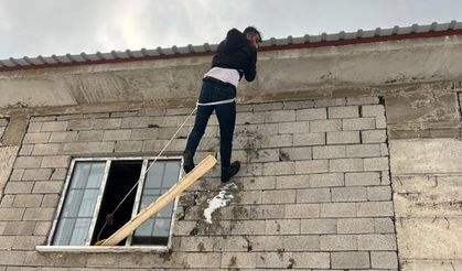Yüksekova’da çatıda asılı kalan vatandaş ekiplerce kurtarıldı