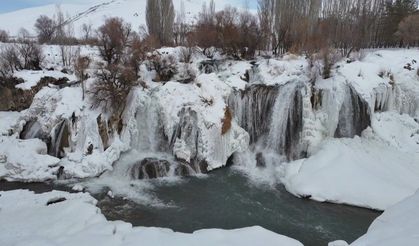 Muradiye Şelalesi mevsimlerin ötesinde bir güzellik