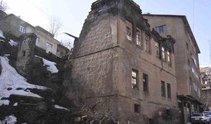 Bitlis’te tarihi evler kışın ardından alarm veriyor