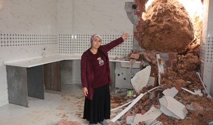 Cizre’de sağanak yağış heyelana neden oldu, dev kayalar evi yıktı