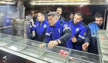 İzmir’de iki bardak çayı 300 liraya satan satıcıların malzemelerine el konuldu