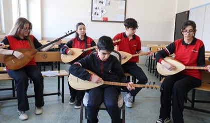 Gözleri görmeden hissederek çalıyor