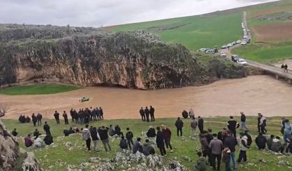 Sele kapılan traktördeki 4 kişi kurtarıldı