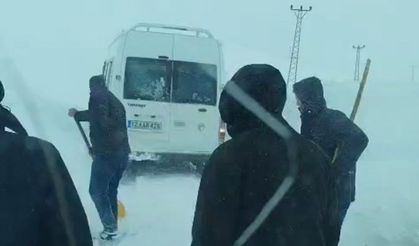 Yüksekova’da Tipi Kabusu: 5 Araçta Mahsur Kalanlar Kurtarıldı