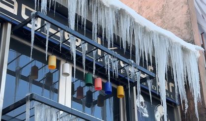 Çatılarda 1 Metreyi Aşan Buz Sarkıtları Oluştu