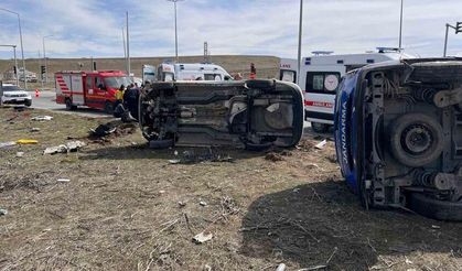 Van’da zincirleme kaza: 4’ü askeri personel 6 yaralı