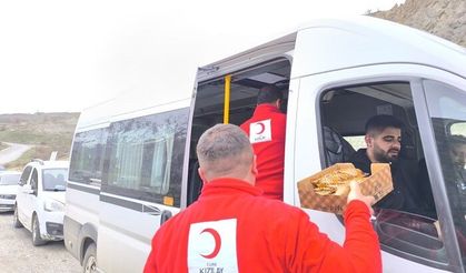 Kızılay'dan yolda kalanlara kumanya desteği!