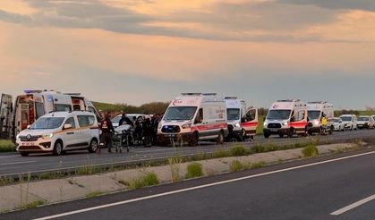 Diyarbakır’da faciadan dönüldü: Takla atan araçtaki 10 kişi yaralandı