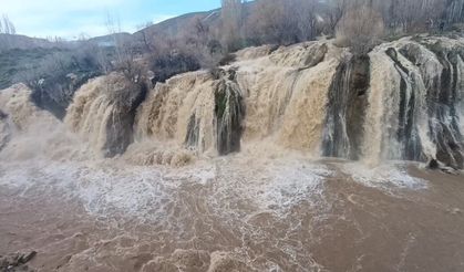 Karların erimesiyle Muradiye Şelalesi coştu