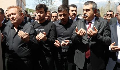 Saldırıda öğrencilerine siper olan öğretmen, gözyaşlarıyla son yolculuğuna uğurlandı