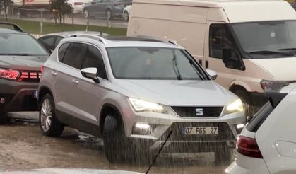 Yüksekova'da Kuvvetli Sağanak Etkili Oldu