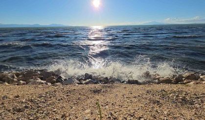 Van’da etkili olan rüzgar Van Gölü’nü coşturdu, dalgalar sahili tokatladı
