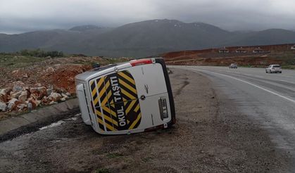 Taziyeye gidenleri taşıyan minibüs devrildi: 11 yaralı