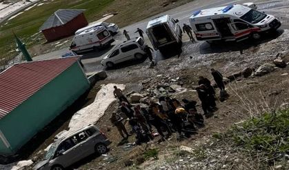 Hakkâri’de Otomobil Şarampole Yuvarlandı: 4 Yaralı