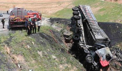 Şırnak’ta devrilen tırda sıkışan sürücü yanarak hayatını kaybetti