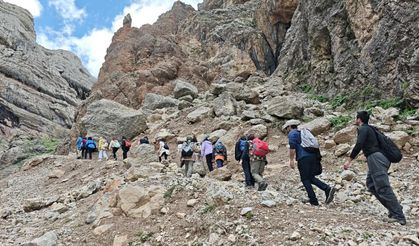 Hakkari'de Doğaseverler Marunüs Şelalesi’nde Buluştu