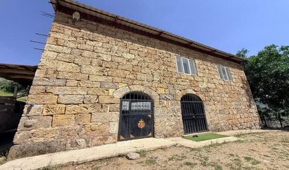 30 yıl önce kendi emeğiyle yaptığı ev turistlerin ilgi odağı oldu