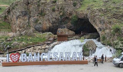 Bahçesaray’da mağaradan çıkan doğal su kaynağı ilgi odağı oldu