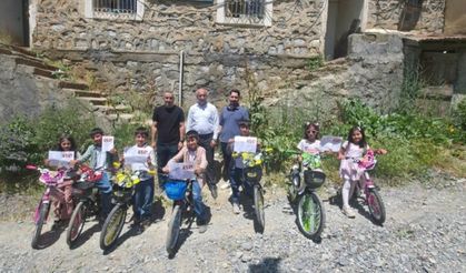 Dağlıca’da Karne Günü Bisiklet Sürprizi