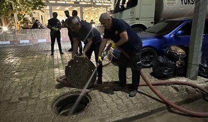 Yüksekova’da İpekyolu Kaldırımları Tazyikli Suyla Temizlendi