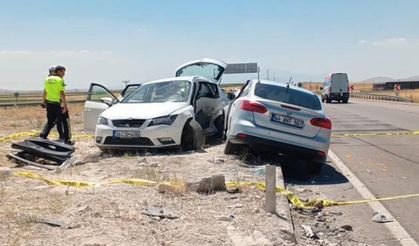 İki otomobilin çarpışmasında 2 ölü, 9 yaralı