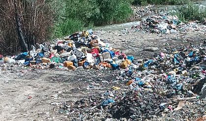 Esendere'de Dere Kenarına Dökülen Çöpler Tepki Topladı