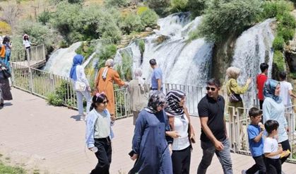 Debisi yükselen Muradiye Şelalesi’ne ziyaretçi akını