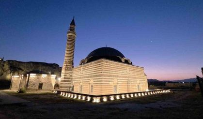 Van semalarında hilal Ay ve Mars, tarihi camilerle aynı karede