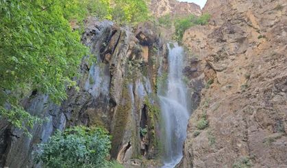 Hakkari’deki Ava Ore Şelalesi mest ediyor