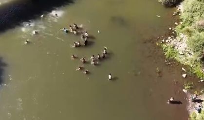 Bingöl’de suda kaybolan kişiyi vatandaşların kurtarma mücadelesi dronla görüntülendi