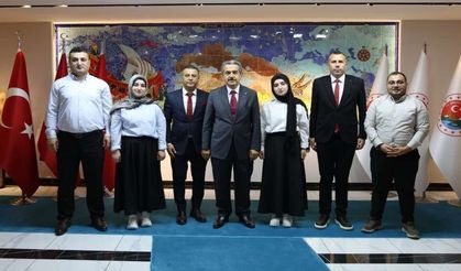 Van Yüzüncü Yıl Tıp Fakültesini kazanan ikiz kardeşler Vali Ekici’yi ziyaret etti