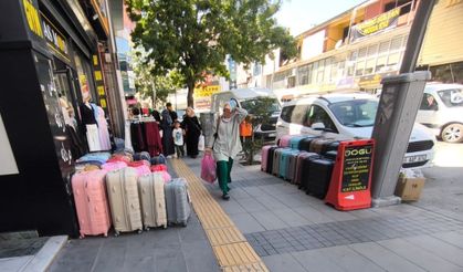 Van’da kaldırımlar işgal altında: Yayalar yola indi, turistler ve esnaf tepkili