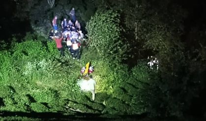 Park ederken kontrolden çıkan araç uçuruma uçtu: 2 ölü, 1 yaralı