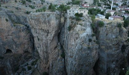 Bu evi gören bir daha bakıyor: Farklı kayalardaki ev ve bahçesine köprü ile ulaşım sağlanıyor