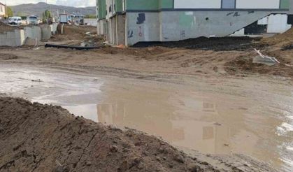 Van’da öğrencilerin okul yolunda çamur çilesi