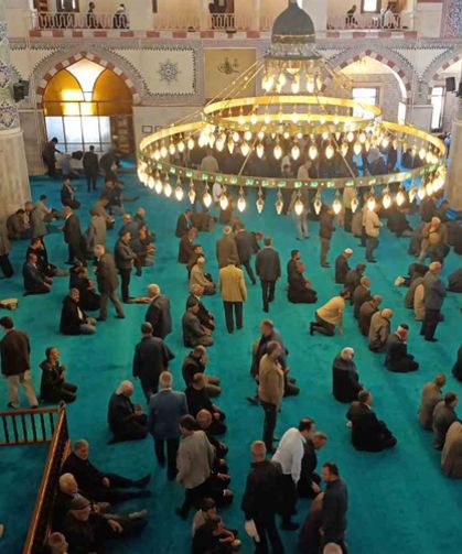 Van’da yarım asırlık Hazreti Ömer Camii’nde son cuma namazı kılındı