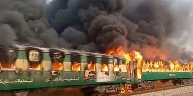 Pakistan'da trende yangın: 7 ölü