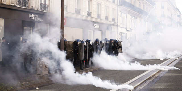 Fransa'da emeklilik reformuna karşı 12. kitlesel protesto düzenlendi