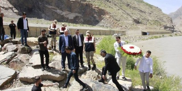 Depremde hayatını kaybedenlerin anısına Zap Suyu'na çiçek bırakıldı
