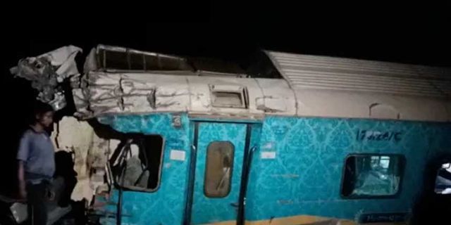 Hindistan'da tren kazası: En az 50 kişi öldü, 300 kişi yaralandı