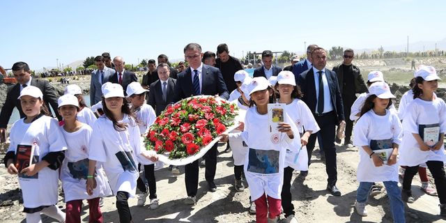 Depremde hayatını kaybedenler anısına Van Gölü'ne çelenk bırakıldı