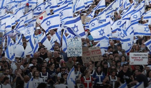 İsrail'de on binlerce kişi sokağa döküldü