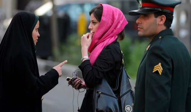 İran'da ahlak polisi sokaklara geri döndü
