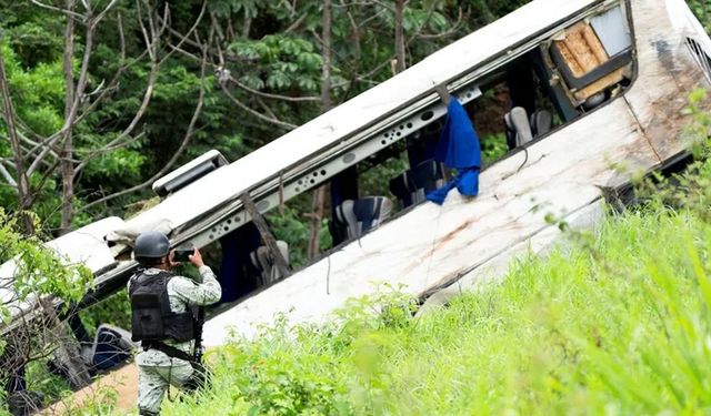 Yolcu otobüsü uçuruma yuvarlandı: 18 ölü